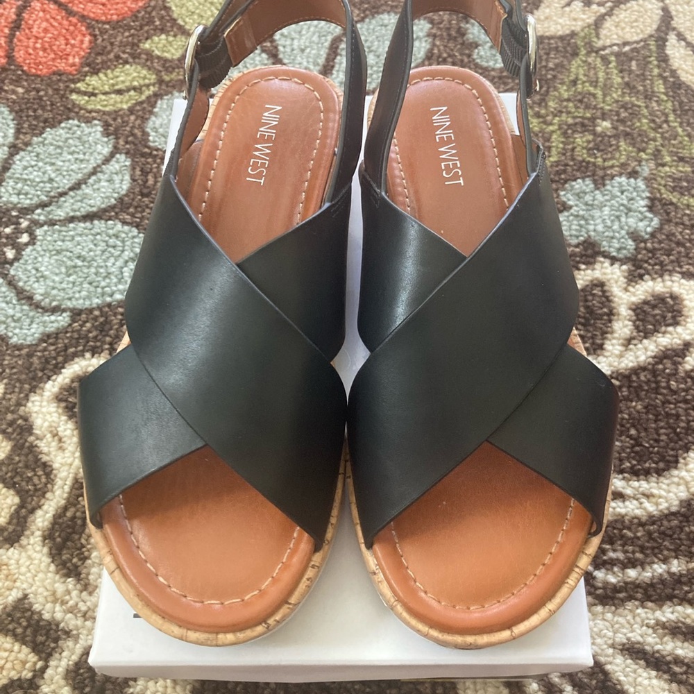 Black Nine West platform sandals worn once In great condition